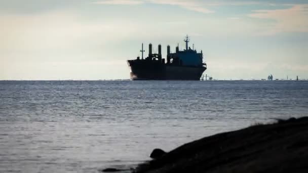 Круизное судно выходит из Риги — стоковое видео