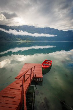 Norveç'te yansıması ile kırmızı tekne