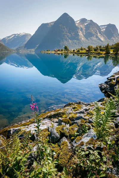 Norvegia fiordo montagne con riflessione — Foto Stock