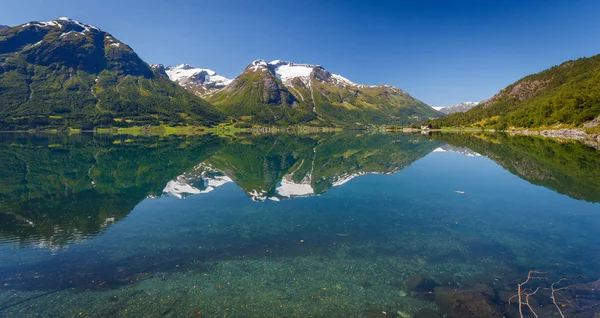 Stryn fiordi in Norvegia Riflessione — Foto Stock