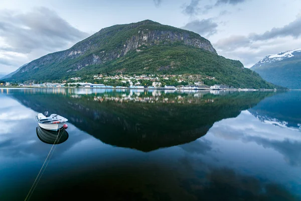 Riflessione del lago, della montagna e della barca — Foto Stock