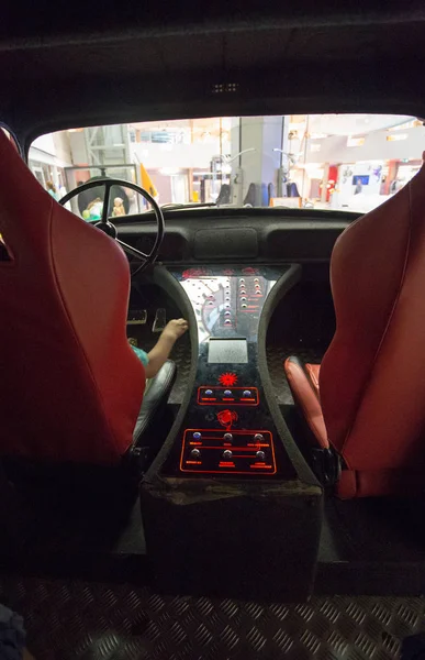 Feuerwehrauto-Innenraum mit roten Knöpfen — Stockfoto