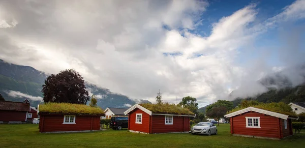 Κάμπινγκ σπίτια στη Νορβηγία με σύννεφο και βουνά — Φωτογραφία Αρχείου