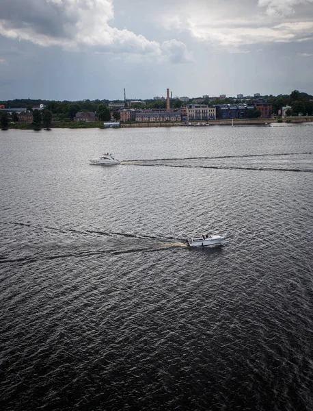 Barcos a motor en el río Daugava Imágenes De Stock Sin Royalties Gratis