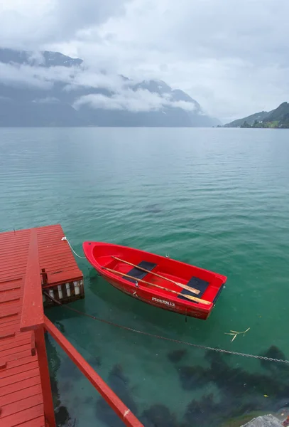 Barco vermelho com reflexão Fotos De Bancos De Imagens Sem Royalties