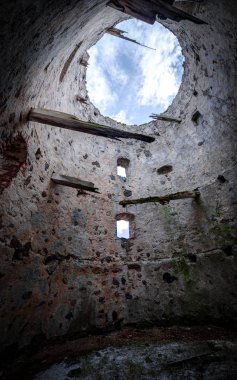 Kışın eski yel değirmeni kalıntıları