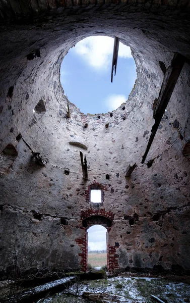 Vecchie rovine del mulino a vento in inverno — Foto Stock