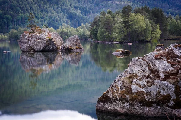 Steine im See mit Spiegelung — Stockfoto