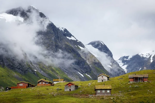 Góry w Norwegii z domy letniskowe — Zdjęcie stockowe