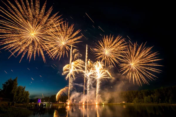 Feuerwerk in Adazi über dem Fluss — Stockfoto