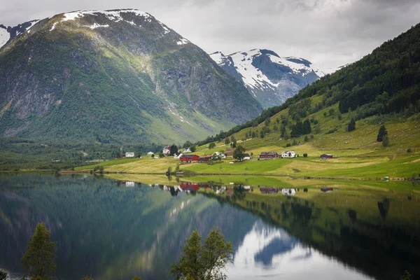 Vista sobre o lago Dalavatnet nas proximidades Svedalsfossen Fotos De Bancos De Imagens