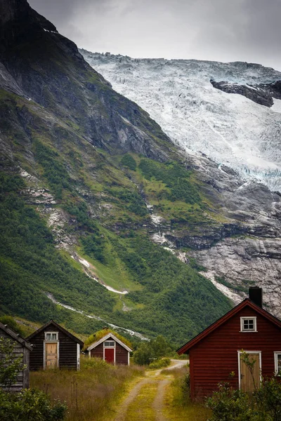 Geleira Byabreen na área de Fjorland Fotos De Bancos De Imagens