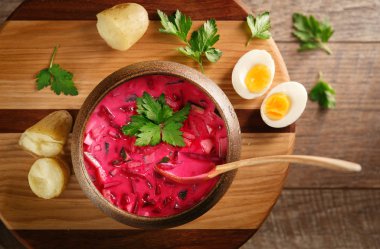 Ahşap plaka üzerinde çorba