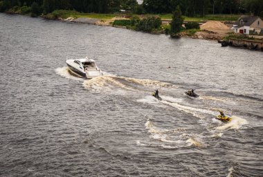 Motor bisiklet üzerinde dalgaların atlama