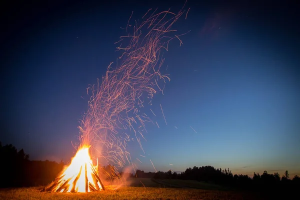 Bonfire 's nachts — Stockfoto