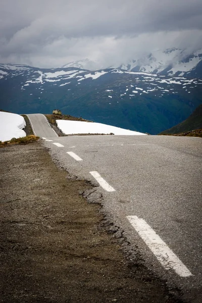 Estrada nas montanhas na Noruega — Fotografia de Stock