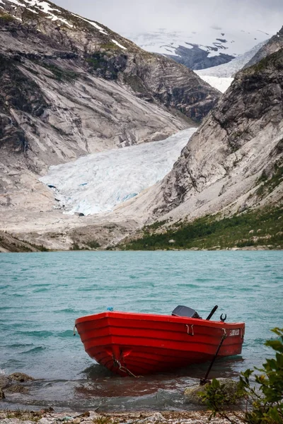 Nigardsbreen Glacier avec lac et bateau rouge — Photo