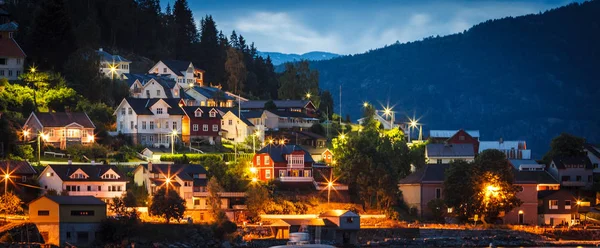 Noruega cidade à noite Fotos De Bancos De Imagens