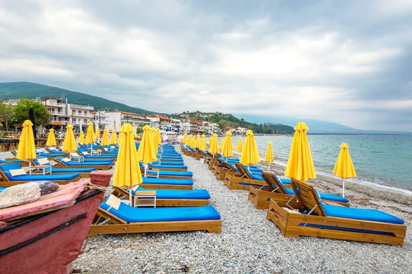 Cadeiras de praia vazias e guarda-chuvas. Platamonas, Pieria, Grécia — Fotografia de Stock