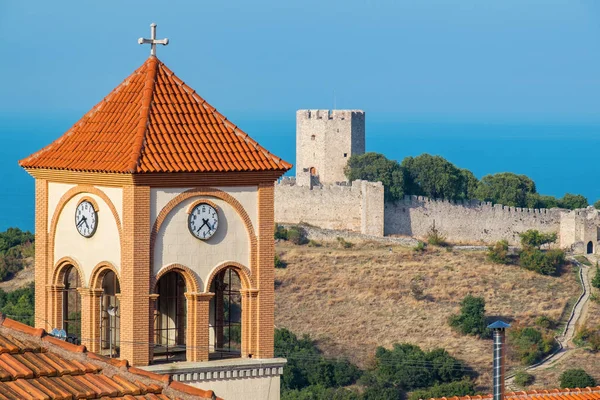 Neos Panteleimonas církve a pevnost Platamonas. Pieria, Greec — Stock fotografie