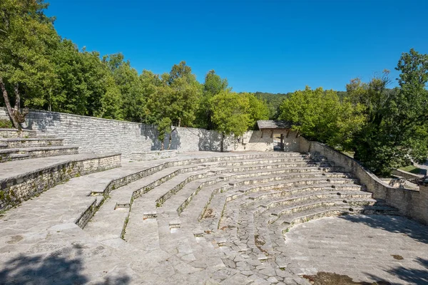 Амфітеатр. С. Monodendri. Zagoria, Греція — стокове фото