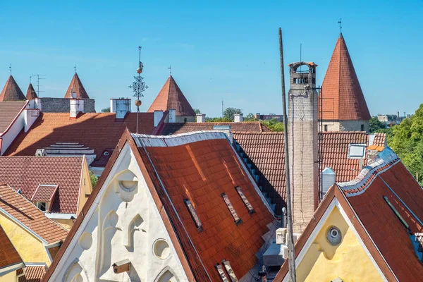 Dachy starego Tallinnie. Estonia, UE — Zdjęcie stockowe