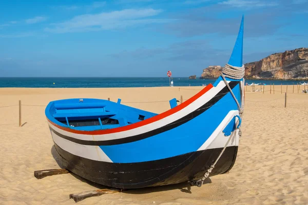Rybářský člun. Nazare, Portugalsku — Stock fotografie