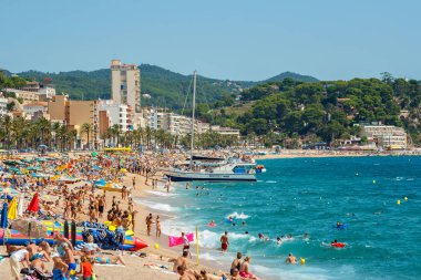 Bir Lloret de kumsalda Mar. İspanya