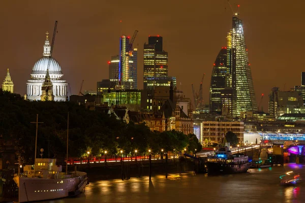 Paysage urbain nocturne. Londres, Angleterre — Photo