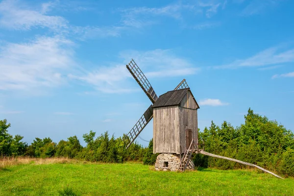 Windmolen op Muhu Island. Estland — Stockfoto