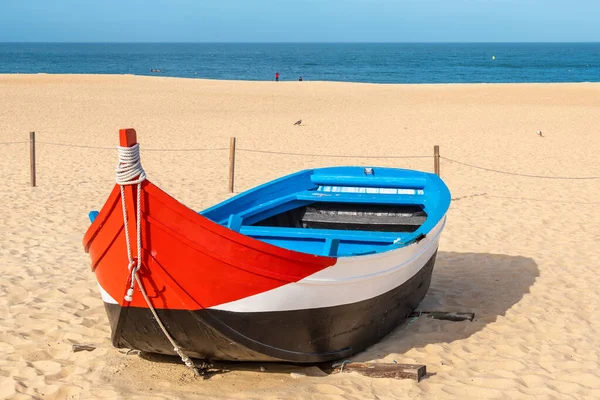 Barco Pesquero Portugués Tradicional Playa Del Océano Nazare Portugal — Foto de Stock