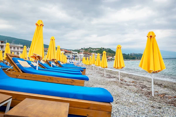 Parapluies Jaunes Chaises Longues Vides Sur Une Plage Galets Platamonas — Photo