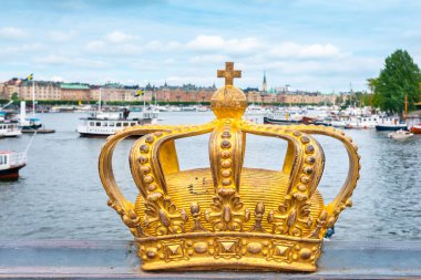 Stockholm 'deki Skeppsholmen Köprüsü' nde (Skeppsholmsbron) kraliyet tacı. İsveç, İskandinavya