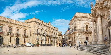 Syracuse, SICILY, ITALY - 19 Kasım 2018: Ortigia Adası 'nın ana meydanı Piazza Duomo Meydanı' na Panoramik Manzara