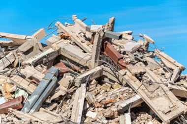 Yıkılmış bir evin yerine enkaz yığını.