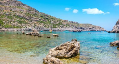 Ladiko Anthony Quinn Körfezi 'ndeki sahil şeridinin panoramik görüntüsü. Rodos, Dodecanese Adaları, Yunanistan