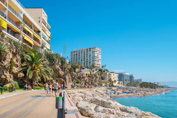 Torremolinos Andalusia スペイン 2019年7月10日 夏の日に海辺の遊歩道コスタ カリフエラとプラヤデルバジョニーリョのビーチ コスタ — ストック写真