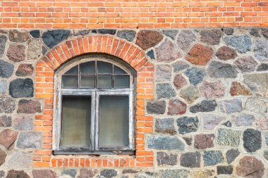 Pencereli taş ve tuğla ev duvarı. Janeda, Estonya