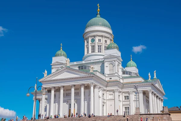 Helsinki Finlandia Julio 2016 Muchos Turistas Cerca Catedral Luterana Tuomiokirkko —  Fotos de Stock