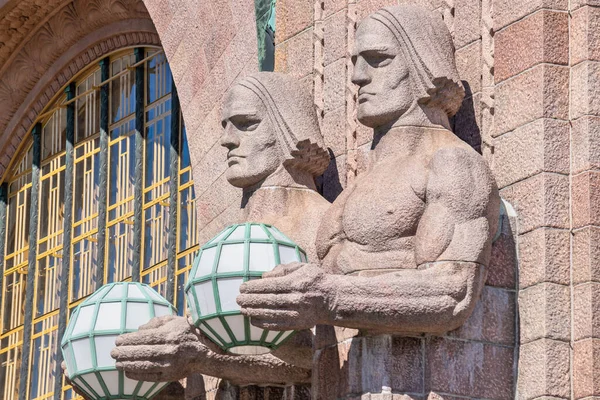 Figure Granito Che Contengono Lampade Alla Stazione Ferroviaria Centrale Helsinki — Foto Stock