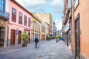 SAN CHRISTOBAL DE LA LAGUNA, TENERIFE, İSPAN - 29 Ocak 2012: Tarihi kentte dar yaya caddesine bakın