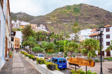 GARACHO, TENERIFE, İSPA - 28 HAZİRAN 2012: Görünüm Juan Gonzalez de la Torre Meydanı ve Parque de la Puerta de Tierra