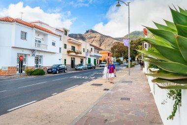 SANTIAGO DEL TEIDE, TENERİFE, İSPAN - 27 HAZİRAN 2012: Eski kasabadaki Iglesia Bulvarı boyunca yürüyen turistler