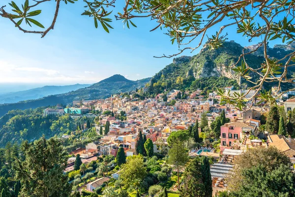 Taormina Kasabasının Çatıları Dağ Sıraları Sicilya Talya — Stok fotoğraf