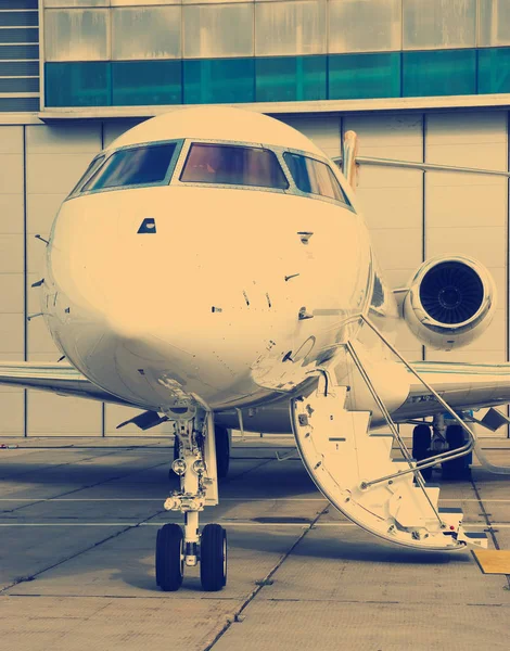 Privatjet im Hangar — Stockfoto