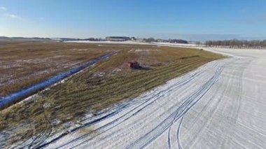 4 k. birleştirmek hasat ilk kar yağışı sonra Mısır tarlasında çalışıyor!!! Hasat olgun kuru Mısır kesiyor. Erken kışın ilk karı düştü. Havadan panoramik görünümü.
