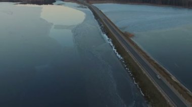 Gün batımı, kış hava görünümünü donmuş gölde yol üzerinde uçuş.
