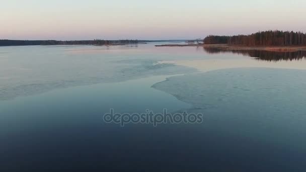 Lågt flygningen över vilda frusen sjö i vinter på solnedgången, aerial view. — Stockvideo