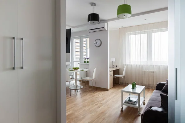 Wnętrze nowoczesne mieszkania w stylu skandynawskim — Zdjęcie stockowe