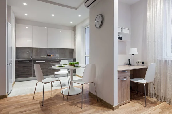 Интерьер современной квартиры в скандинавском стиле с кухней — стоковое фото